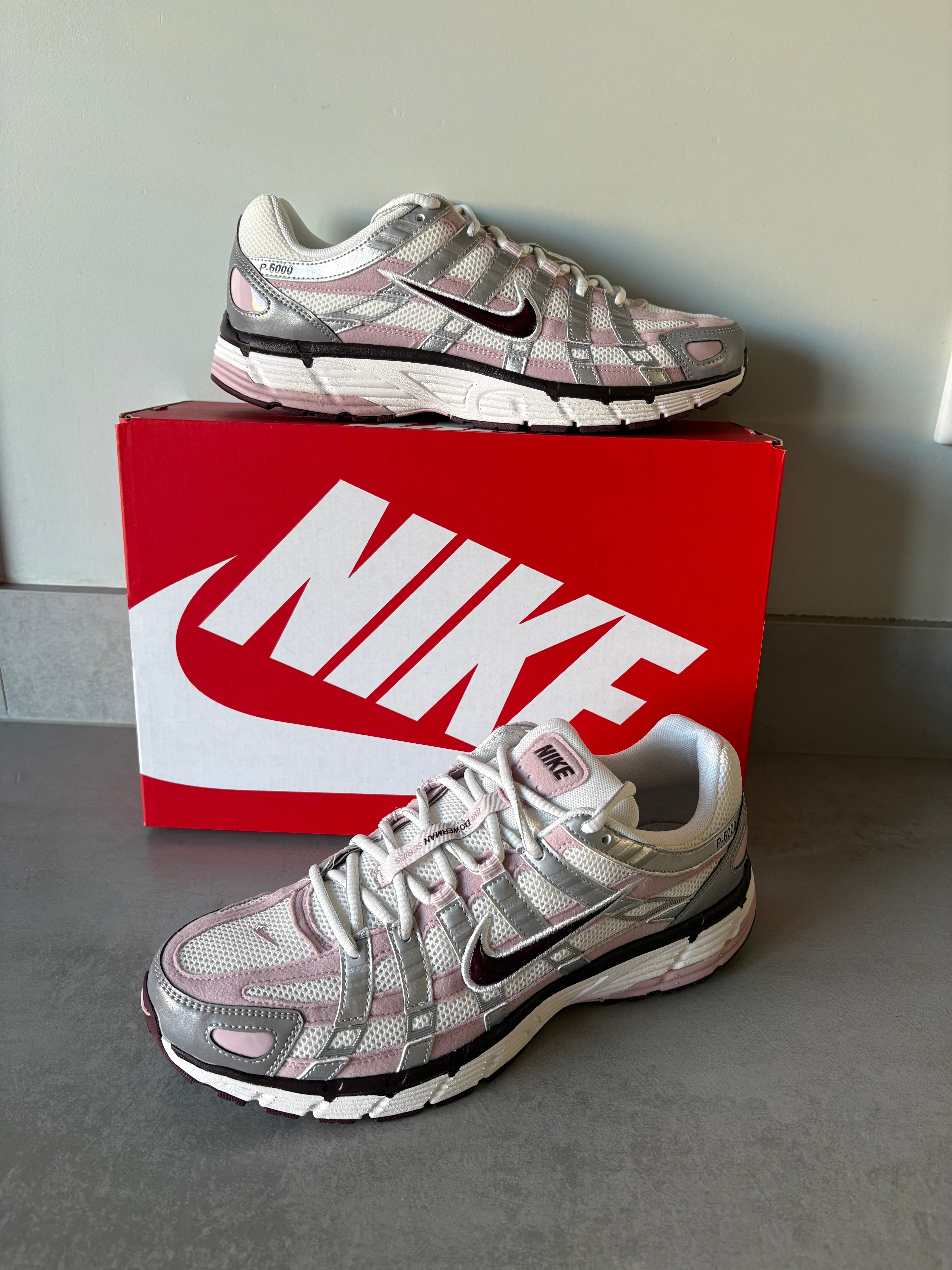 W Nike P-6000 Summit White/Plum Chalk EU 43/US 9.5 (Men)