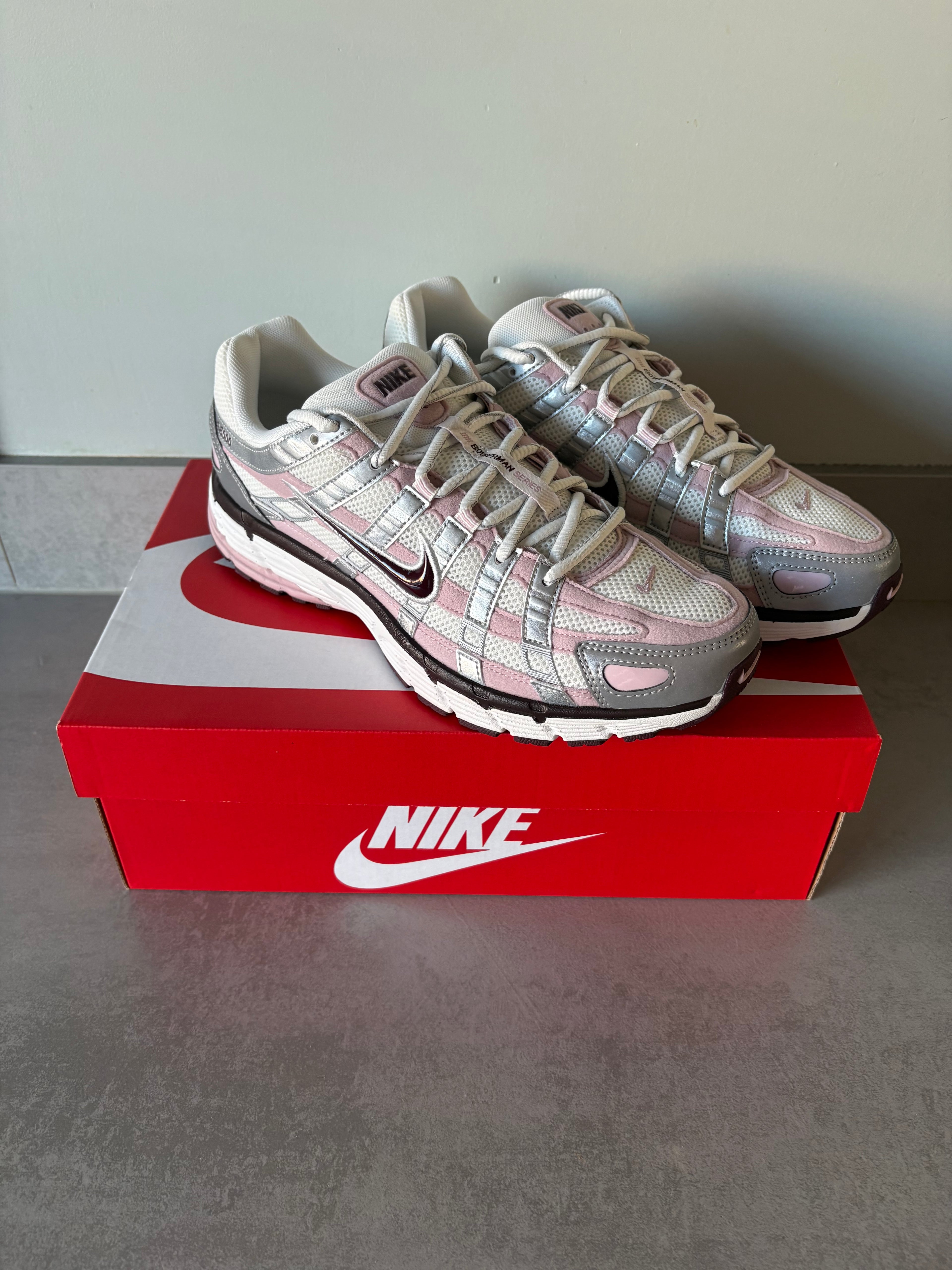 W Nike P-6000 Summit White/Plum Chalk EU 43/US 9.5 (Men)